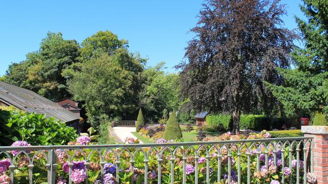 Jardin Des Fontaines (kiosque Au Fond)