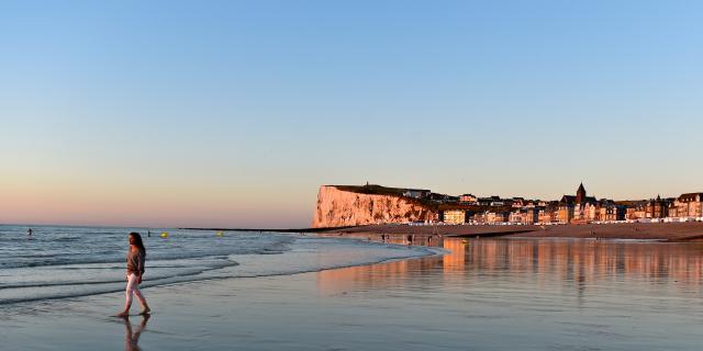 Admirer le coucher du soleil depuis la plage