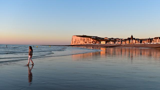 Admirer le coucher du soleil depuis la plage