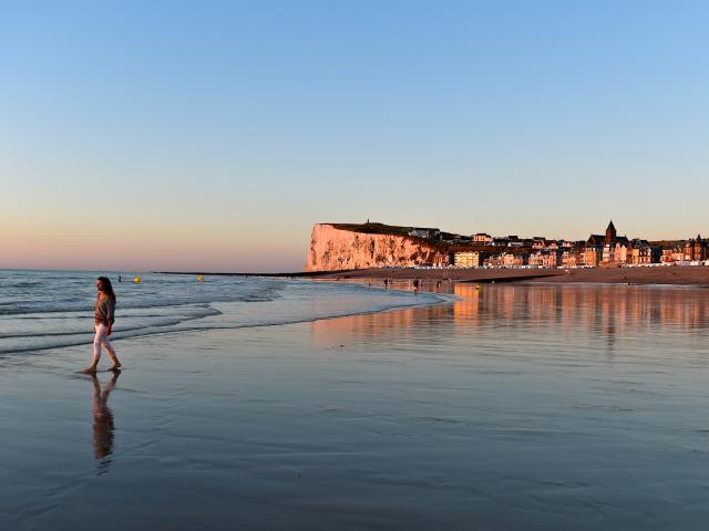 Admirer le coucher du soleil depuis la plage