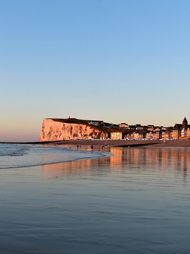 Admirer le coucher du soleil depuis la plage