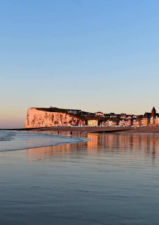 Admirer le coucher du soleil depuis la plage