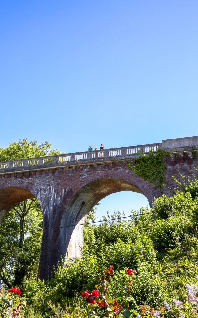 Randonneuses sur un viaduc, en randonnée sur le Chemin Vert du Petit Caux