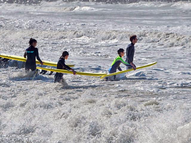 Les surfeurs rentrent dans l'eau à Mers