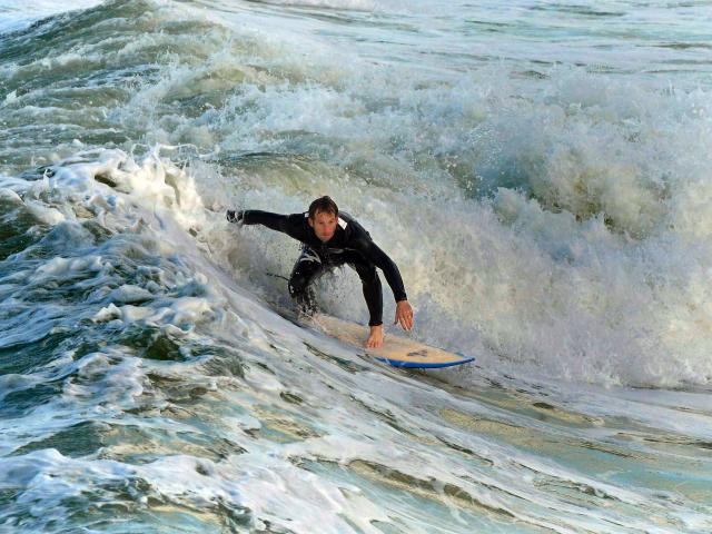 Surfeur sur la vague à Mers