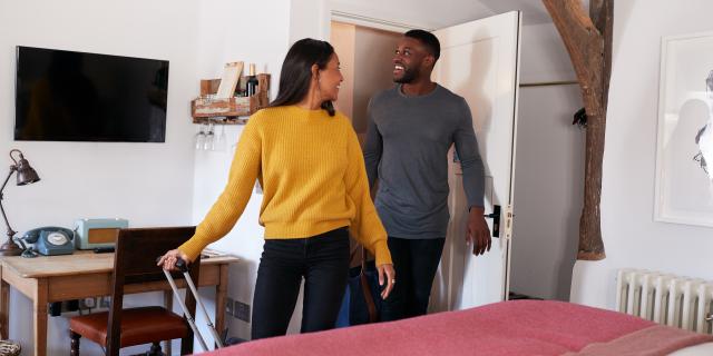 Couple entre dans sa chambre d'hôte