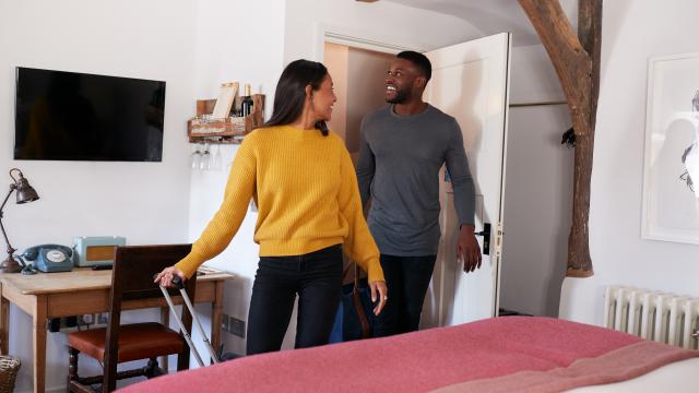 Couple entre dans sa chambre d'hôte