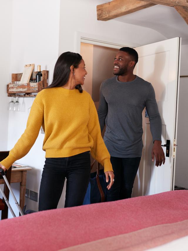 Couple entre dans sa chambre d'hôte