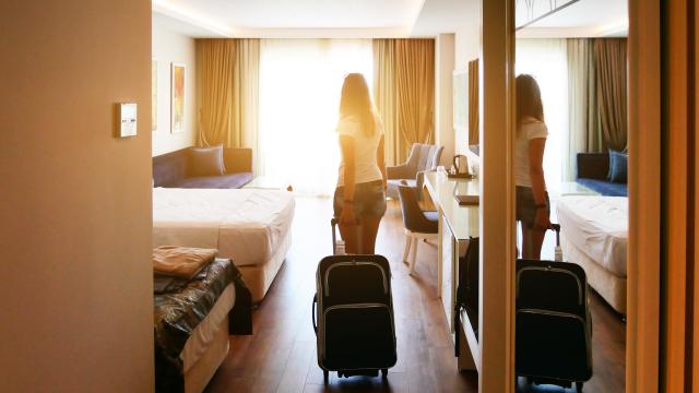 Jeune femme entre dans sa chambre d'hôtel