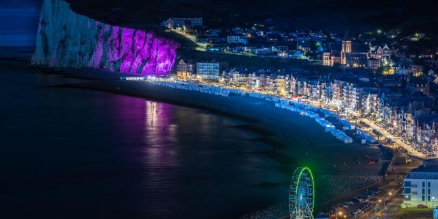 Mers-les-Bains en soirée, esplanade et falaises éclairées