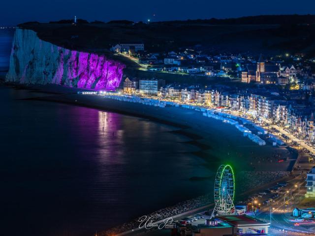 Mers-les-Bains en soirée, esplanade et falaises éclairées