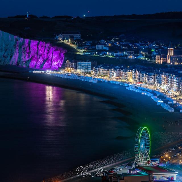 Mers-les-Bains en soirée, esplanade et falaises éclairées