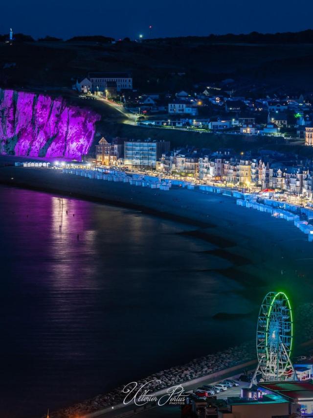 Mers-les-Bains en soirée, esplanade et falaises éclairées