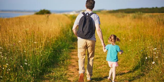 Mers Les Bains Sentier Du Littoral, Père Et Sa Fille En Randonnée