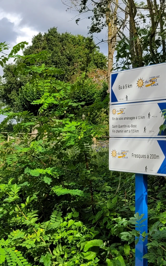 Chemin Vert du Petit Caux, des panneaux vous indiquent votre direction tout au long de votre parcours