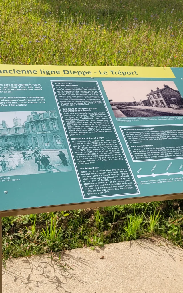 Tout le long du Chemin Vert du Petit Caux, plusieurs panneaux d'interprétation sont installés, permettant aux promeneurs de mieux comprendre l'histoire des lieux.