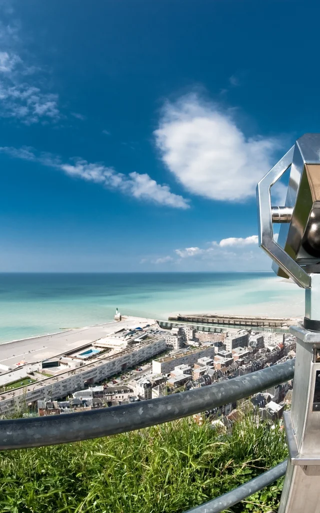 Point de vue depuis les falaises du Tréport, en contrebas la mer, la plage et le Quartier des Cordiers